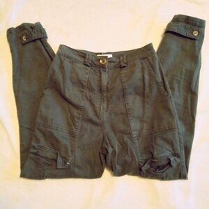 H&M - Green cargo pants with adjustable waistband and multiple pockets